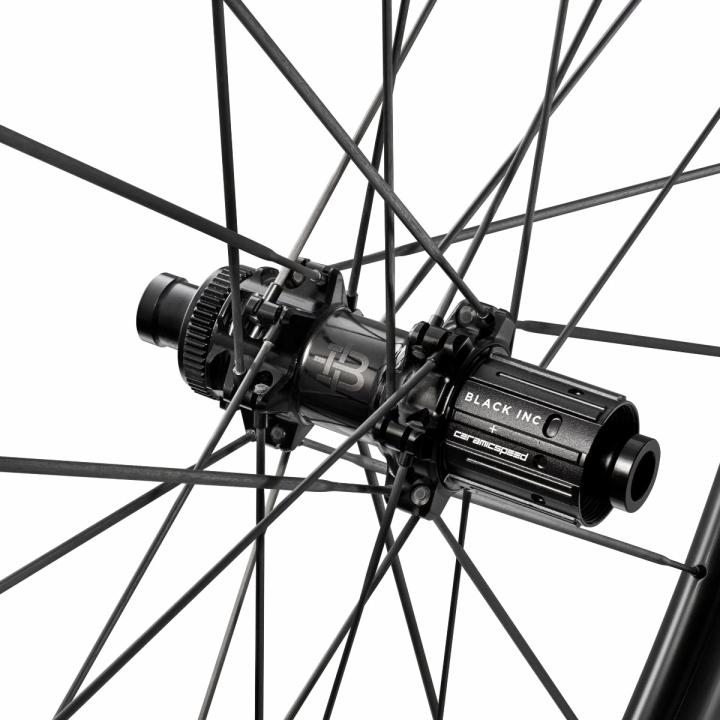 Black Inc 28//33 Clincher + CeramicSpeed Disc Brake (SHIMANO) Black Label ratų komplektas